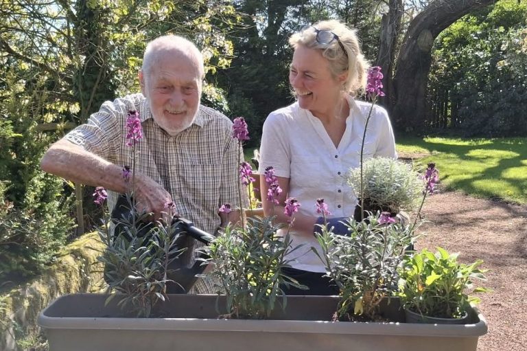 one to one companion gardening Lou gardening 1 to 1 with a client